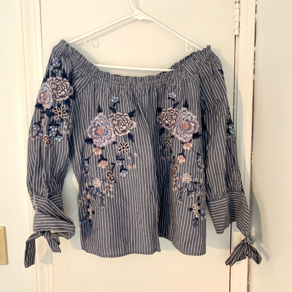 American eagle off the shoulder top. Sized small